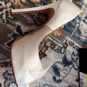 Badgley Mischka “Ginnie” white satin 7 1/2